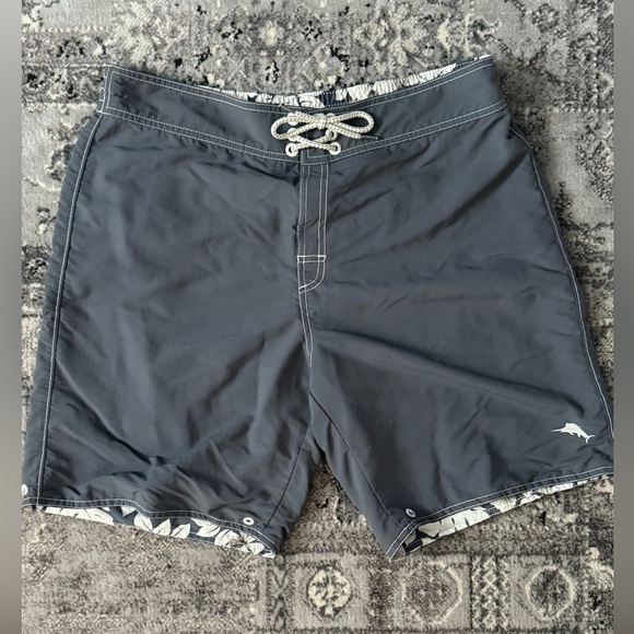 Tommy Bahama Reversible Gray and White Floral Board shorts, Sz L - Picture 6 of 6